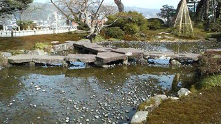 絶妙なバランスで造られた兼六園の石橋