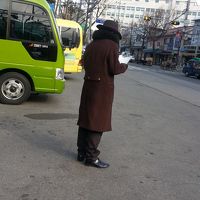 シャトルバスを案内してくれるおじさん