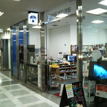 ビル１階入口すぐの場所にあるお店です。