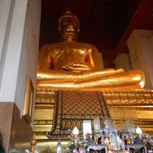 大きな金の仏様