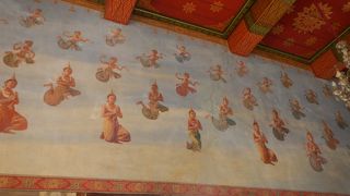 天使の壁画が美しいです。