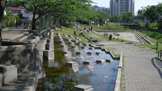 いずみ中央駅前の水辺