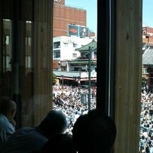 上から神輿を眺められます。