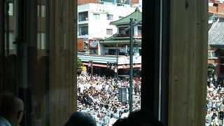 三社祭で盛り上がる雷門前の交差点を一望
