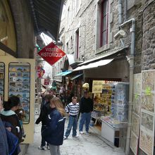 にぎやかな参道