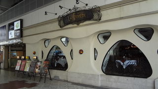 首都高速のすぐ下です