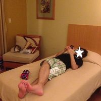 ベッドでくつろぐ旦那様ｗ