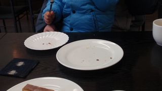 テラスで食事もできますが・・・