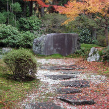 山門脇にある帯塚