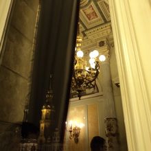 休憩時間にオベラ座の窓から