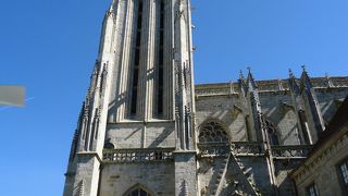 青空とのコントラストが素晴らしい