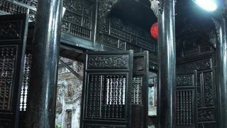 黒光りする柱や梁が印象的