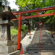 急勾配な坂道の上にある神社です