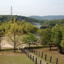 奥に見えるのがダム。　右側にもずっと続いてる。