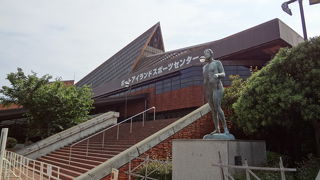 スケートリンク、プールがあります。