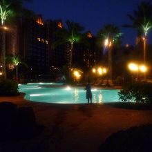 夜のプールサイドを眺めながらの食事