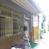 部屋の鍵と一緒に玄関の鍵も渡されるので自分で開けます