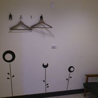 収納はなくて壁にハンガー掛けがあります