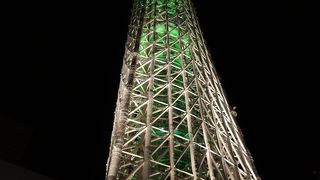 一周年記念の綺麗なライティングアップされた東京スカイツリー
