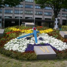 宮城県庁の花時計「むすび丸」バージョン。