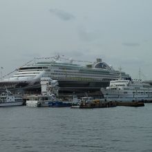 大きな客船が停泊しているのが見える
