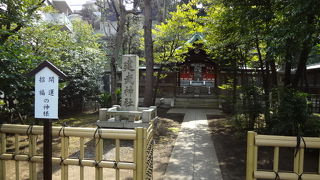 氷川神社の境内に佇んでいます
