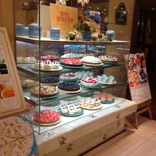 ショーウィンドウに並ぶ