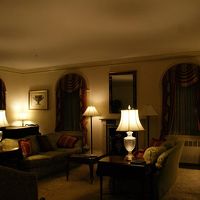 ピアノに暖炉、食器棚ととてもホテルとは思えないリビング