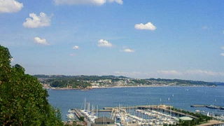 町並みに食べ歩きに景色と、夏以外でも楽しめるリゾート島