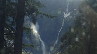 雪解けに現れる滝