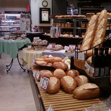 奥のほうでパンを焼いています。