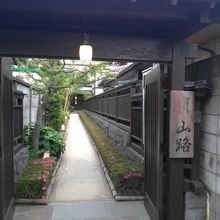 ちょっと入りずらい入口