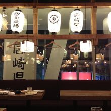 ちょうちんが並ぶ店内