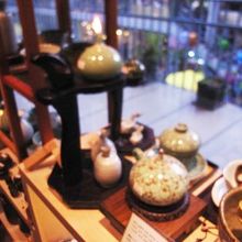可愛いランプを売っている陶器店