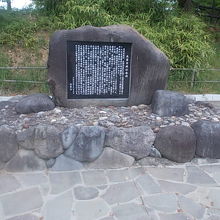 舞鶴山展望台の近くには、より立派な古城記念碑もありました