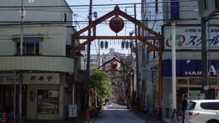 車道で繰り広げられる大道芸は圧巻で～す。横浜下町風情サイコ～