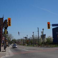 公道の上に綱渡りしている人形