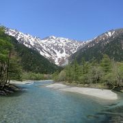 上高地のシンボルの「河童橋」