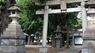 東名脇の静かな社