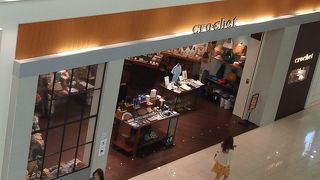 オレンジ色の外観が綺麗なショップ