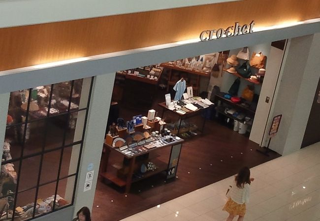 オレンジ色の外観が綺麗なショップ