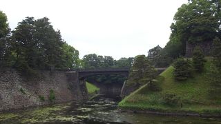 石橋ではなく鉄橋。