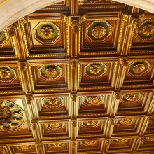 天井にも美しい装飾が・・・