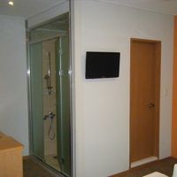 左がシャワールーム、右のドアにはバスルーム