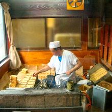 磯部煎餅の手焼き作業風景