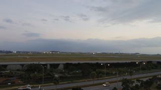 米軍基地を見下ろす