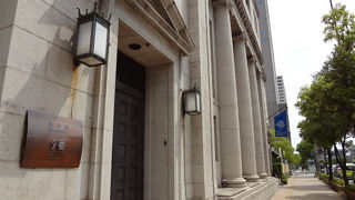 海岸どおり沿いにある建物です。