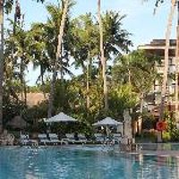 プールは夜がきれい