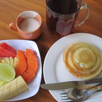 バナナ・ジャッフル、フルーツ、紅茶の朝食