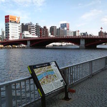 隅田川にかかる赤い橋です。